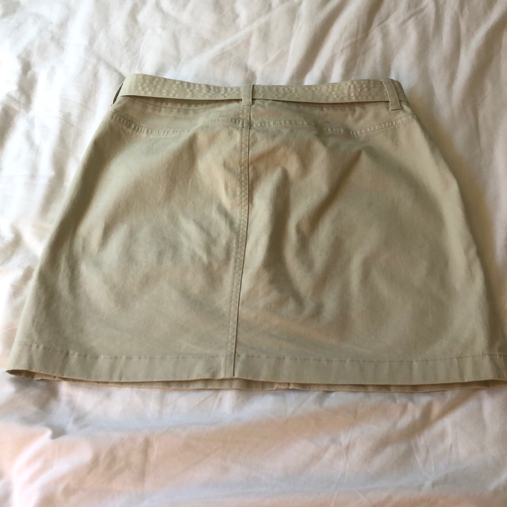 Light colored khaki skirt from Vineyard Vines.